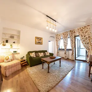 Apartment Theatre Rooftop With Patio, Bucharest